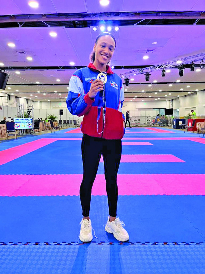 Penelope Polanco muestra una de sus preseas que ha conquistado en eventos internacionales . Ella espera suibir al podium en karate en los venideros juegos.