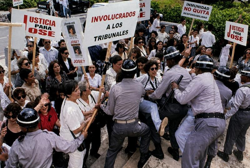 Decenas de personas pidiendo justicia en una de las audiencias del caso del niño José Rafael Llenas Aybar