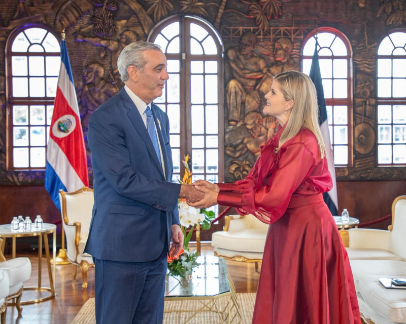 Durante la reunión, ambos líderes intercambiaron muestras de afecto y reafirmaron la cercanía histórica entre la República Dominicana y Costa Rica