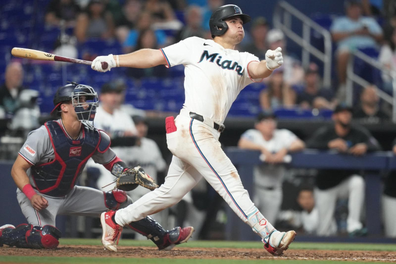 Jakob Marsee se queda parado mirando la pelota luego de conectar jonrón en la remontada de los Marlins sobre los Nats este sábado.