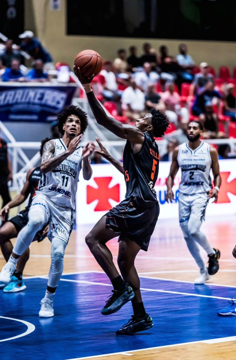 Andersson García, de los Marineros, intenta detener una ofensiva de Ramon Galloway, de los Reales, en acción del partido de la LNB, el 12 de mayo del 2026.