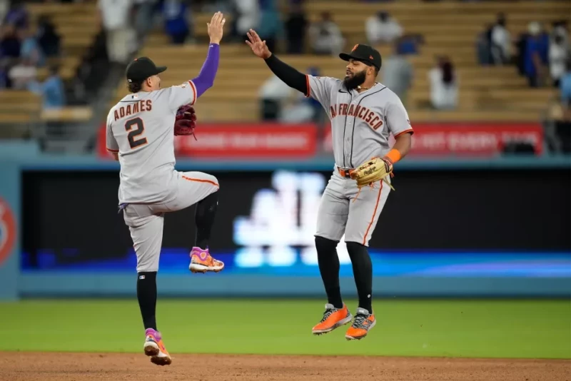 Willy Adames y Heliot Ramos, de los Gigantes, se felicitan luego del triunfo de su equipo sobre los Dodgers en el partido de grandes ligas, el 12 de mayo del 2026.