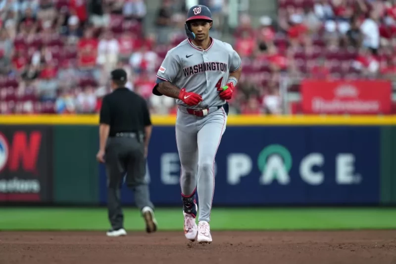 Daylen Lile, de los Nacionales, recorre las bases tras conectar un jonrón solitario durante la cuarta entrada de un partido contra los Rojos, el 12 de mayo de 2026, en Cincinnati.