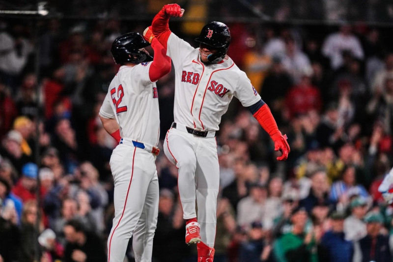 Cedanne Rafaela celebra con su compañero Wilyer Abreu luego de conectar su cuadrangular con uno a bordo en el sexto inning del partido contra los Filis.