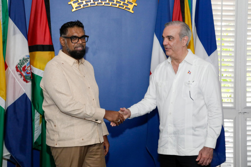 el homólogo de Guyana, el presidente Mohamed Irfaan Ali, junto al presidente Luis Abinader.