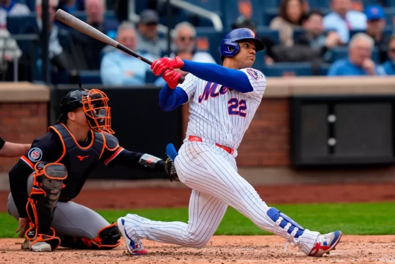 Juan Soto, de los Mets, batea un jonrón ante los Tigres, el 14 de mayo de 2026, en Nueva York.