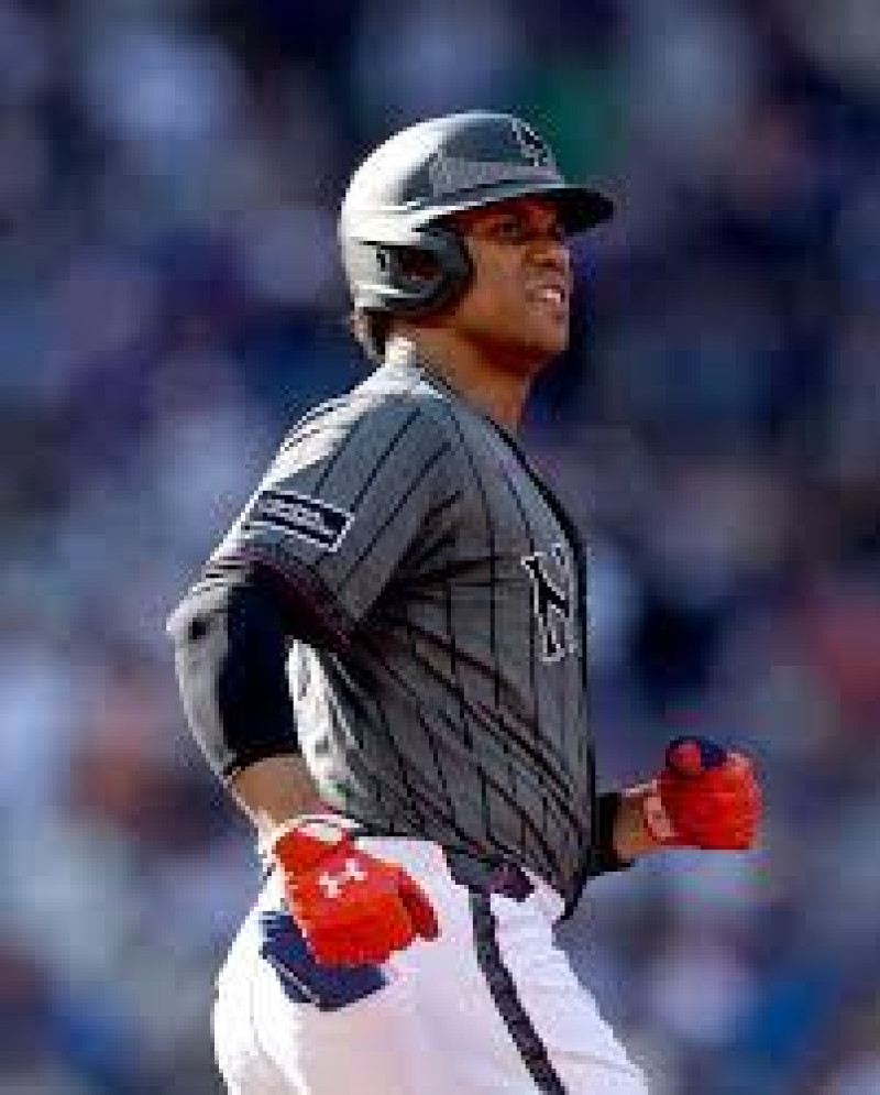 Juan Soto recorre las bases luego de conectar un imparable en el choque que ganaron ,los Mets