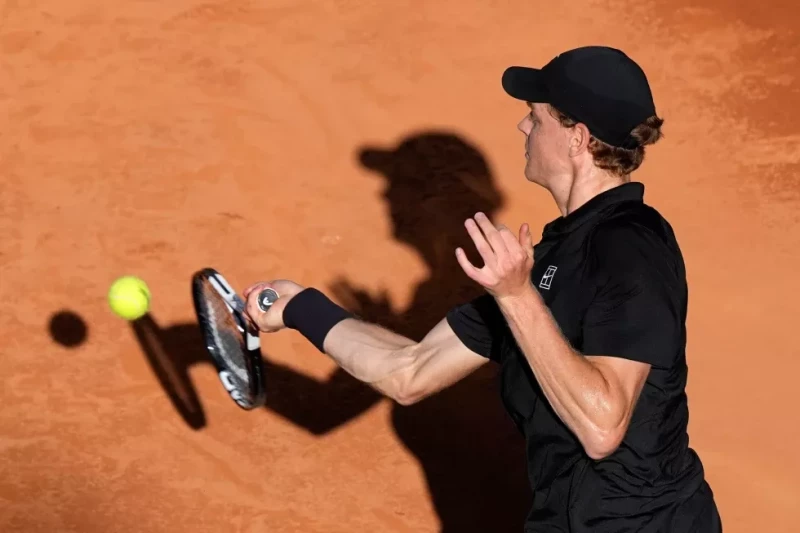 Jannik Sinner devuelve ante Casper Ruud en la final del Abierto de Italia, el 17 de mayo de 2026, en Roma.