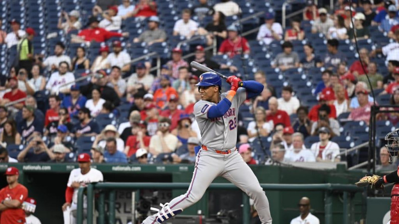 Juan Soto completa el swing con el que produjo un incogible en el choque que ganaron los Mets.