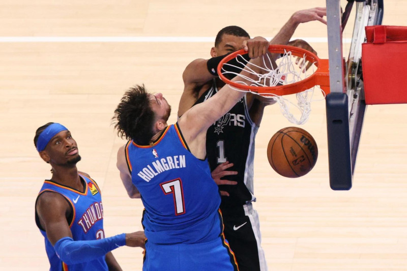 Victor Wembanyama, de los Spurs, donquea ante la defensa de Chet Holgrem, del Thunder, en el primer partido de la final de la Conferencia Oeste de la NBA.