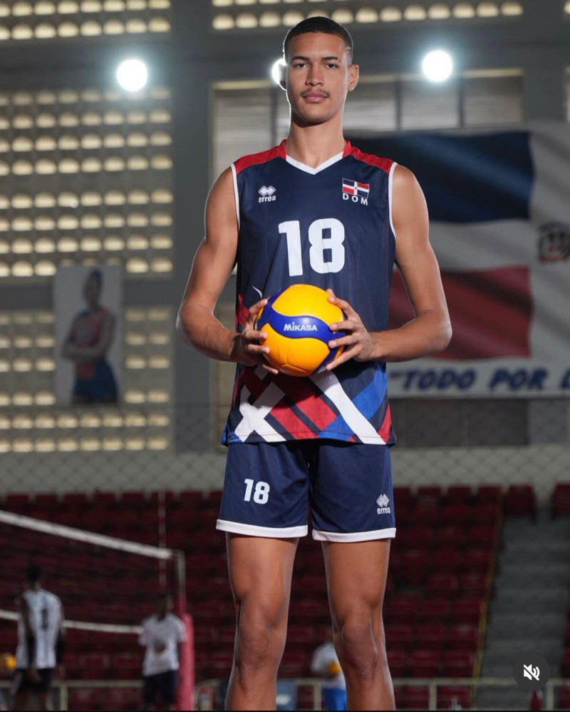 Moisés Ortiz posa con la casaca nacional previo a su participación en una práctica con la selección.