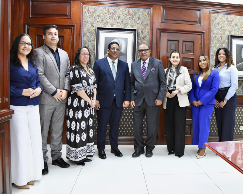 De izquierda a derecha: Ana Lisania Batista, Carlos Romero, Katherine Gutiérrez, Carlos Pimentel, Miguel Franjul, María Teresa Morel, Brenda Núñez y Nalphy Martínez.