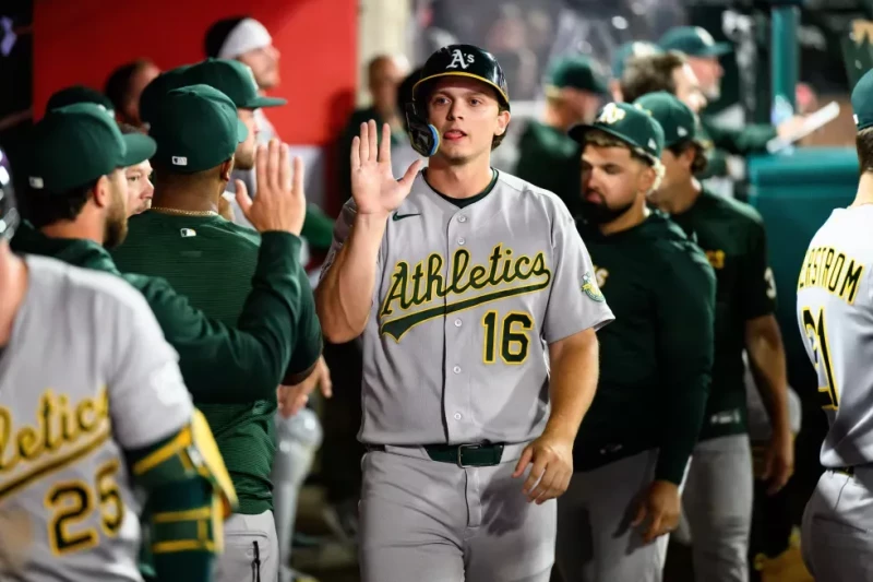 Nick Kurtz, de los Atléticos, festeja en la cueva luego de anotar en el juego del 19 de mayo de 2026, ante los Angelinos de Los Ángeles.