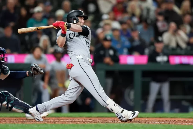 Andrew Benintendi, de los Medias Blancas, remolca una carrera en la novena entrada ante los Marineros, el 19 de mayo de 2026.