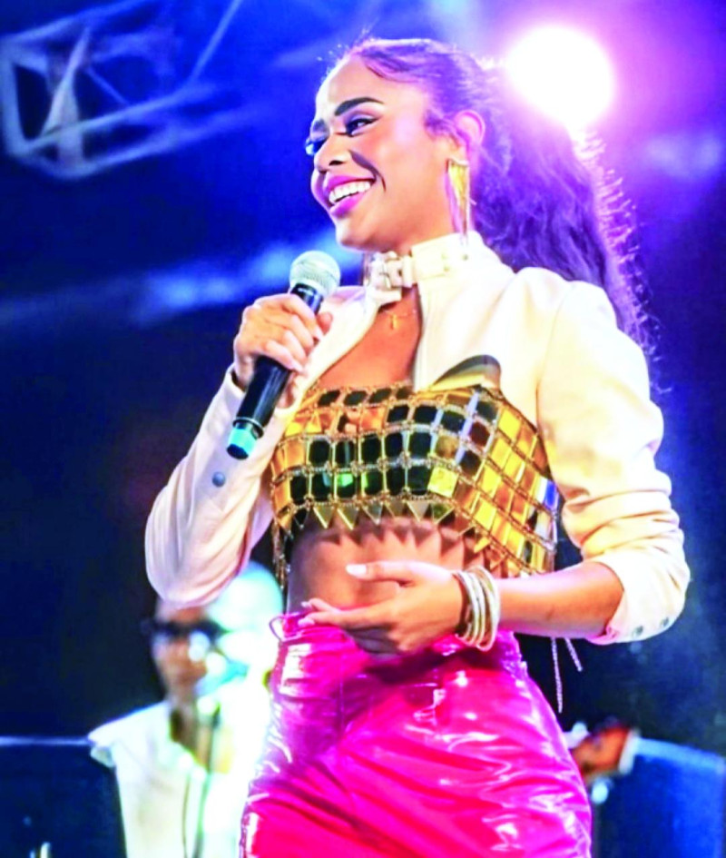 Steffany Constanza fue nominada a lo Premios Estela de Guatemala por su versión en merengue del tema "El cigarrillo".