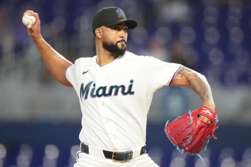 Sandy Alcántara sufrió su tercer revés de la temporada, esta vez ante Atlanta.