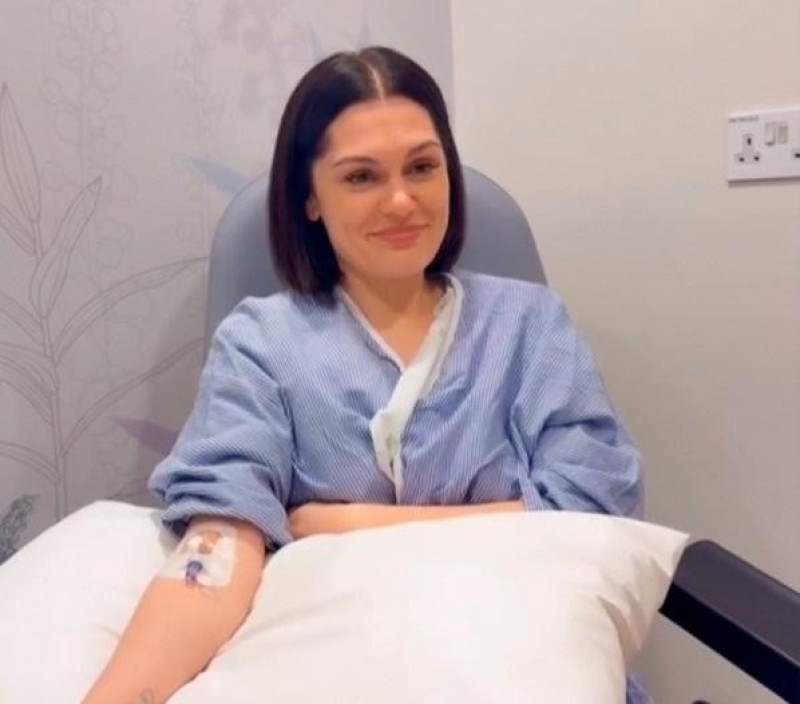 La cantante británica Jessie J, de 38 años, anunció que superó el cáncer de mama que le fue diagnosticado hace un año.