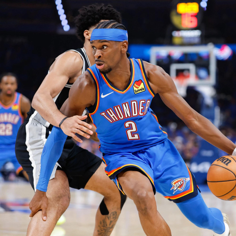 Shai Gilgeous-Alexander ataca la canasta durante el segundo parcial del partido que terminó en victoria para OKC 123-108.