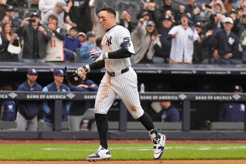 Aaron Judge inicia el recorrido de las bases luego de disparar su decisivo cuadrangular de dos carreras en el noveno inning.