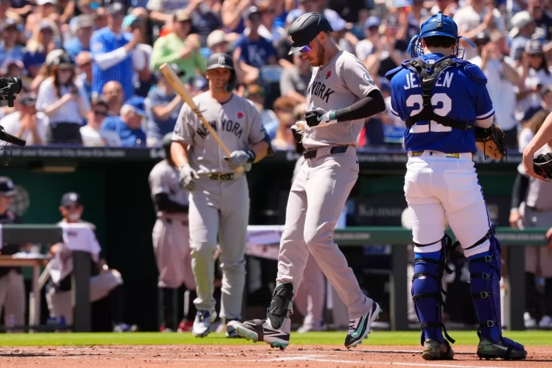 Cody Bellinger, de los Yanquis, anota tras pegar un jonrón solitario en el segundo inning del partido de Grandes Ligas contra los Reales, el 25 de mayo de 2026.