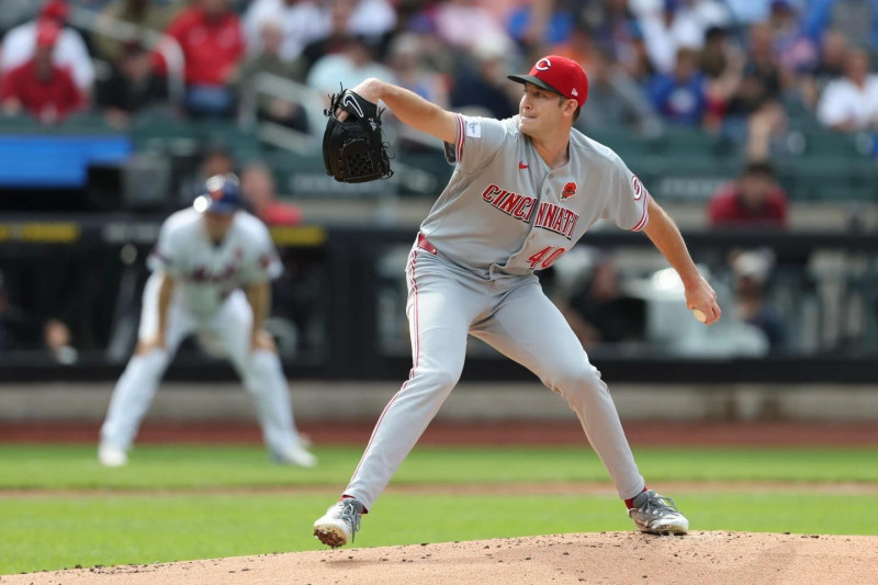 Nick Lodolo, de Cincinnati, lanza un pitcheo en la primera entrada del partido contra los Mets.