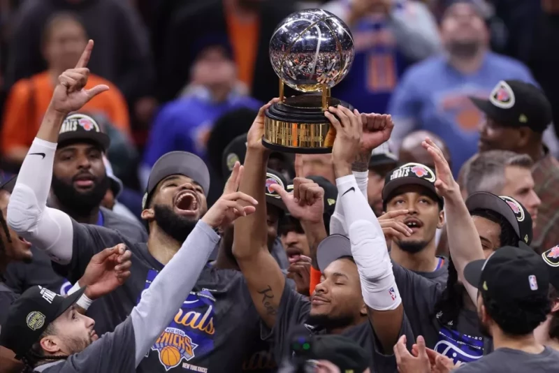 Jugadores de los Knicks levantan el trofeo de campeón del Este tras el juego 4 de las finales de Conferencia ante los Cavaliers el 25 de mayo del 2026.