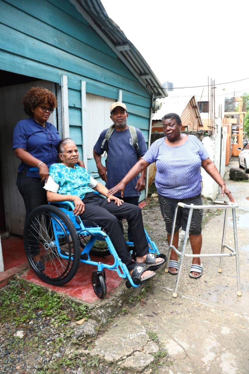 La señora Ana Delia Sirí recibió una silla de ruedas para desplazarse con mayor facilidad.