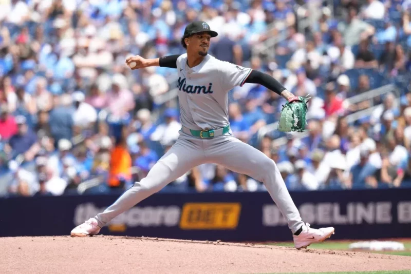El lanzador de los Marlins, Eury Pérez, trabaja contra los Azulejos durante un partido de béisbol en Toronto, el 27 de mayo de 2026.