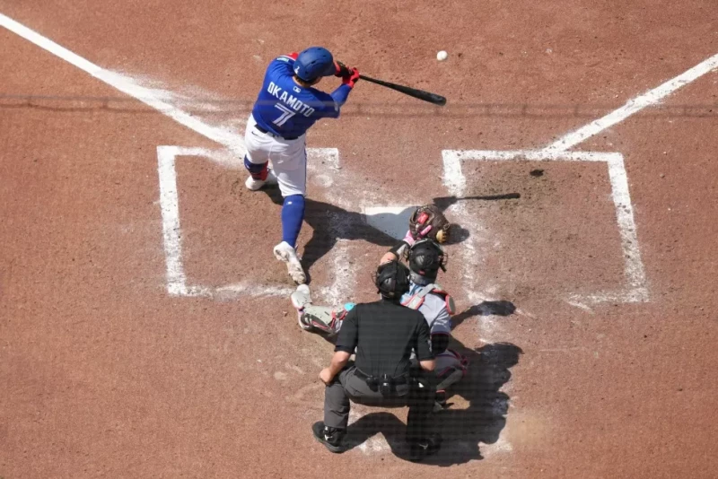 Kazuma Okamoto, de los Azulejos, conecta un jonrón ante el receptor de los Marlins, Liam Hicks, durante la sexta entrada de un partido de béisbol, el 27 de mayo de 2026.