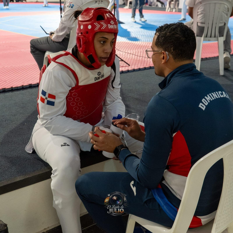 Katherine Rodríguez mientras escuchaba las orientaciones del entrenador Edward Espinosa en un pasado torneo internacional.