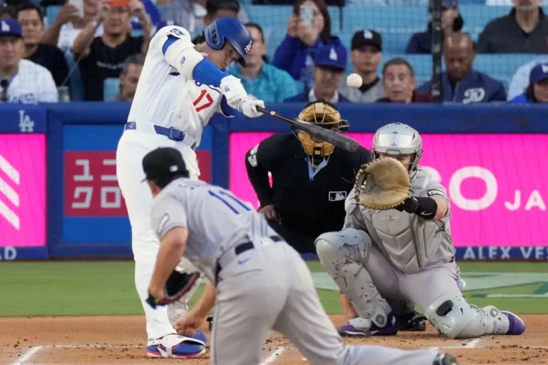 Shohei Ohtani, de los Dodgers, conecta un jonrón a Tomoyuki Sugano, de los Rockies, en la primera entrada del juego de Grandes Ligas, el 27 de mayo de 2026.