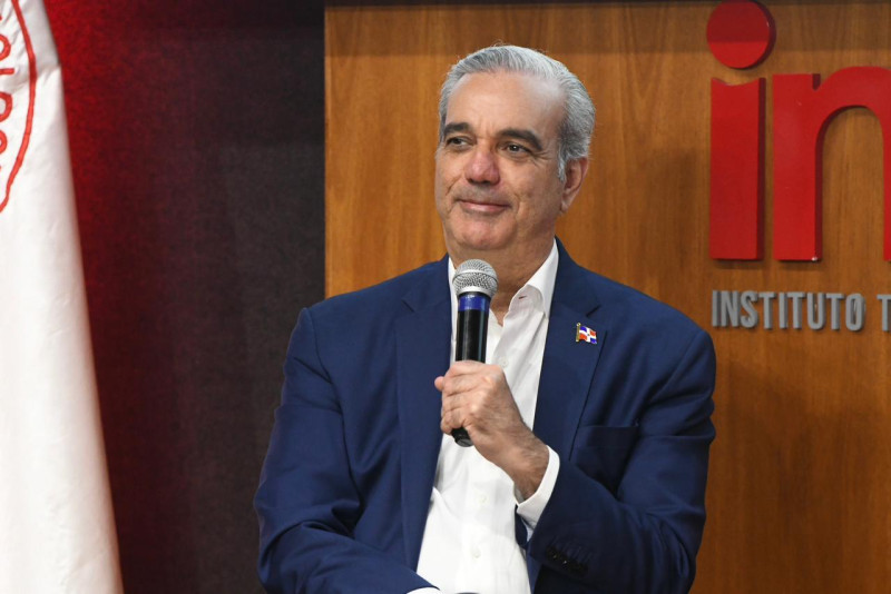 El presidente Luis Abinader en la conferencia–diálogo “Un Presidente Economista"