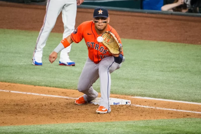 Isaac Paredes, de los Astros, atrapa una pelota en la inicial durante el encuentro ante los Rangers, el 28 de mayo de 2026.