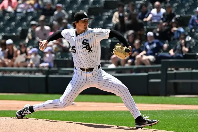 El lanzador de los Medias Blancas, Davis Martin, labora durante la primera entrada de un partido de béisbol contra los Mellizos, el 28 de mayo de 2026, en Chicago.