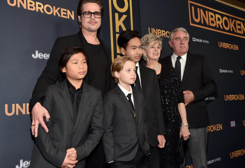 Brad Pitt junto a parte de su familia en foto del 2014. Desde la izquierda, Pax Thien, Shiloh Nouvel y Maddox, junto a los padres del actor, Jane y William. Maddox en 2026 tiene 24 años.