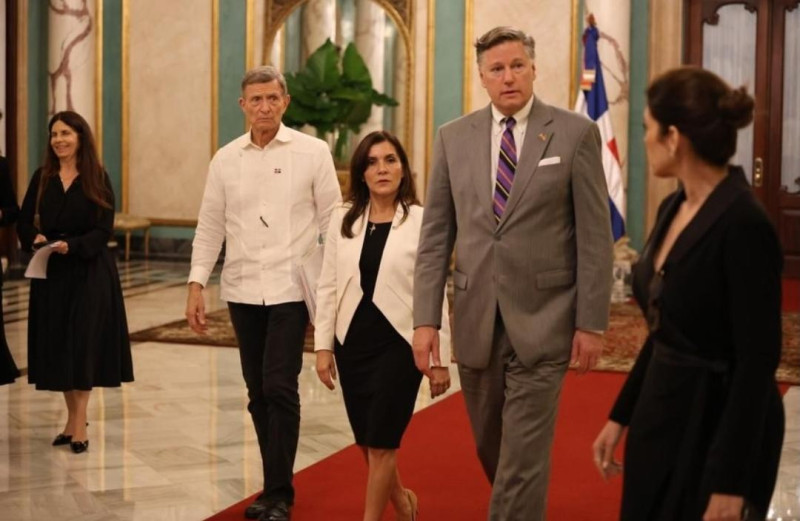 El subsecretario de Estado de Estados Unidos, Christopher Landau, camina junto a Leah Campos, embajadora de EEUU en RD y Roberto Álvarez, Ministro de Relaciones Exteriores de RD.