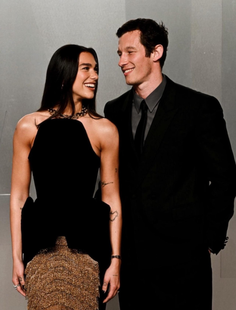 Dua Lipa y Callum Turner en la fiesta de los Oscar de Vanity Fair 2026.