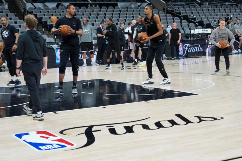 Victor Wenbanyama entrena desde la línea de lances libres de cara a las finales de San Antonio contra los Knicks de Nueva York.
