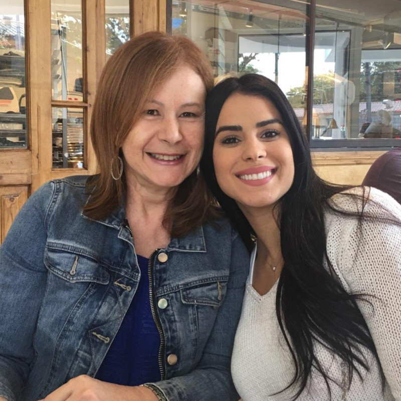 Vanessa De Roide junto a su madre