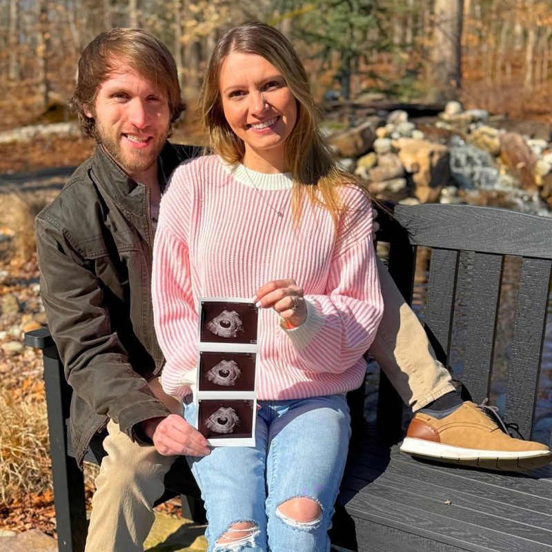 Jesse Ridgway y su esposa Ashley anunciando el embarazo.
