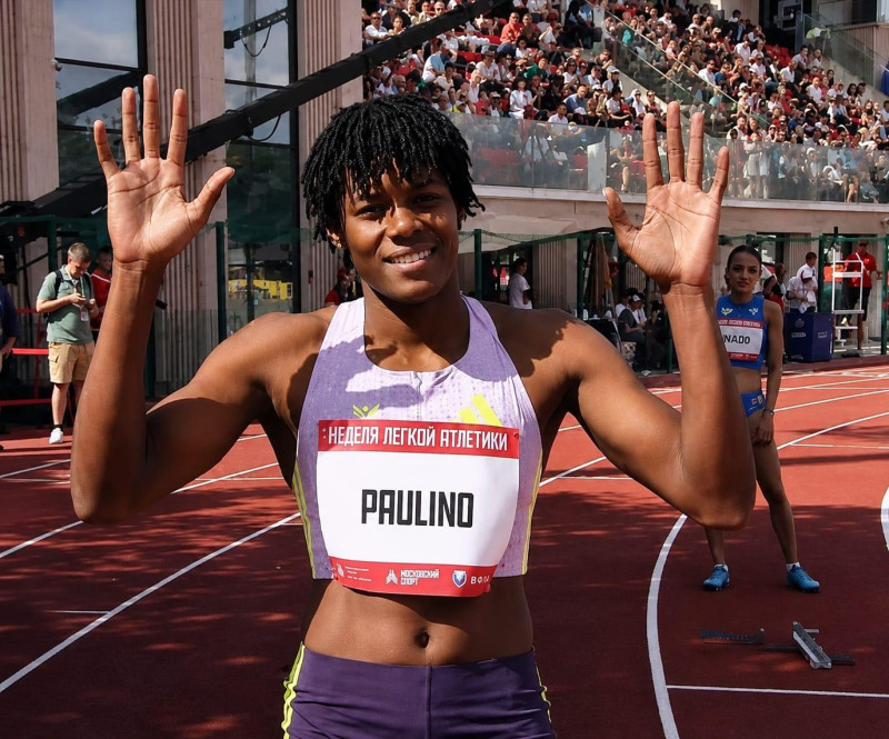 Marileidy Paulino saluda antes de comenzar su carrera de 400 metros.