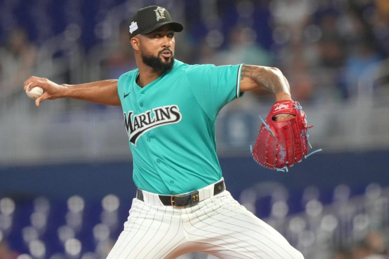 Sandy Alcántara realiza un pitcheo durante su sólida labor monticular contra Tampa.