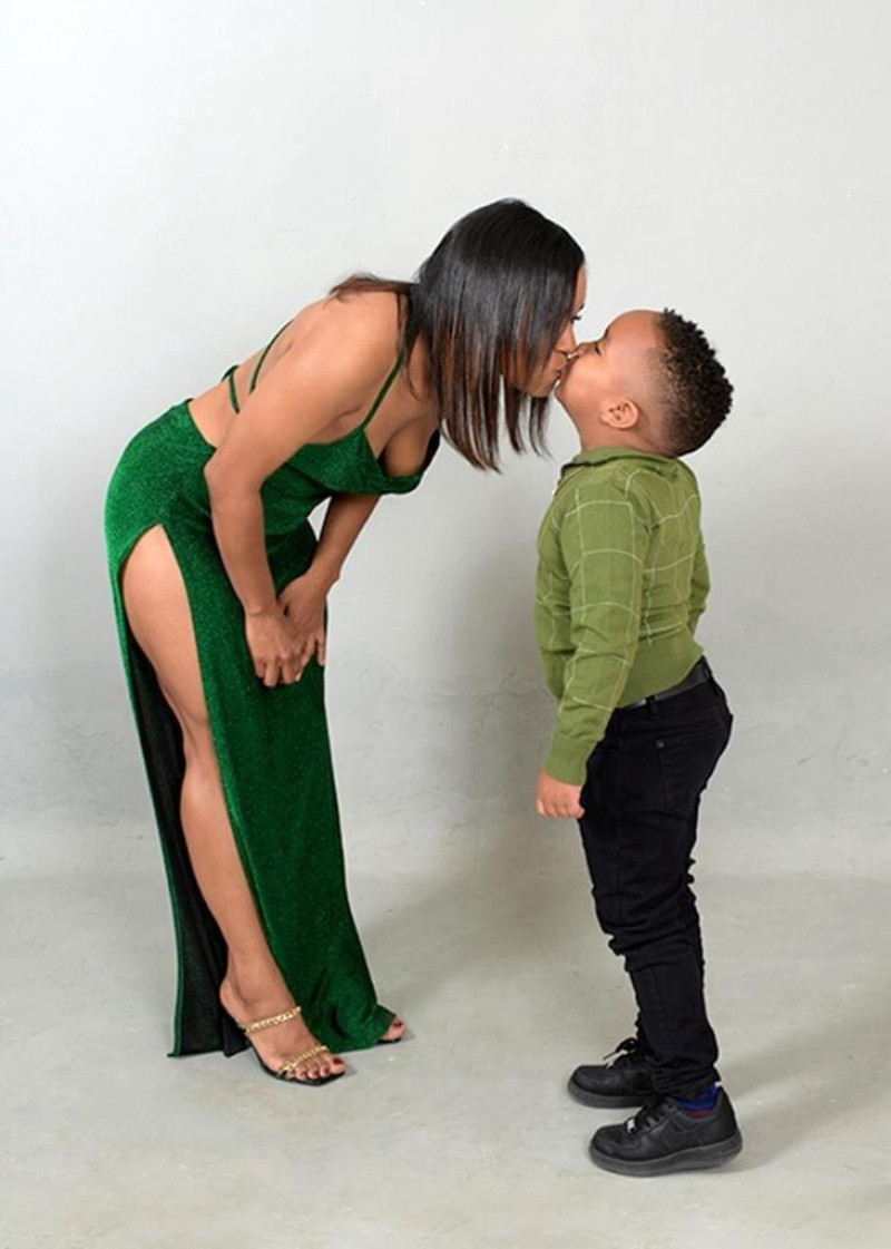 Yuderqui Contreras le da un beso a su pequeño hijo Iam.