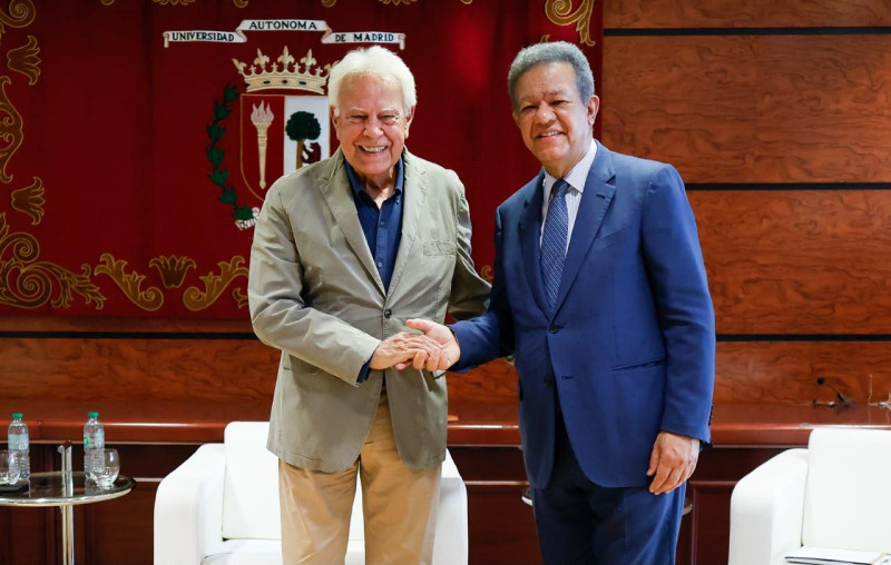Los expresidentes Felipe González y Leonel Fernández.