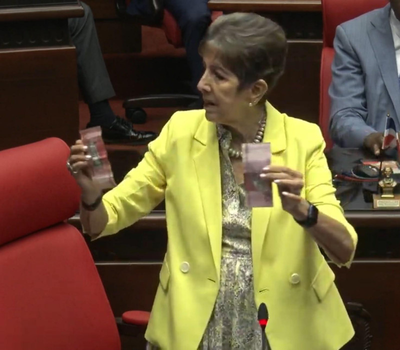 La senadora de Puerto Plata, Ginnette Bournigal, muestra semejanzas entre los billetes de RD$200 y RD$1000.