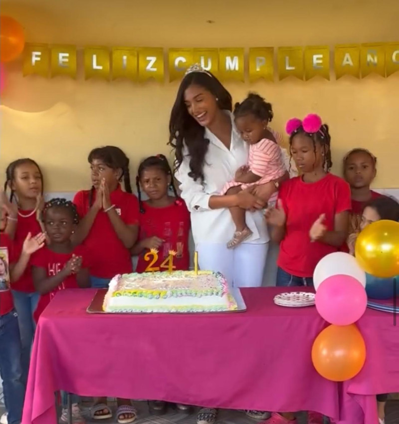Celinee Santos celebra su cumpleaños con niñas del orfanato Madelaes.