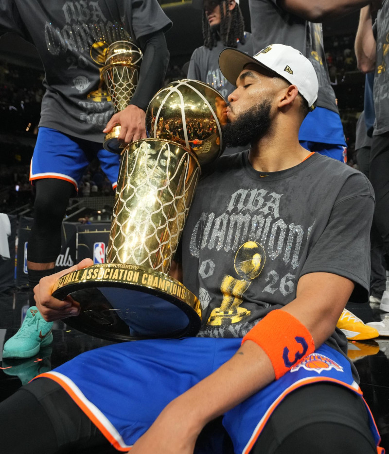 El dominicano Karl-Anthony Towns con el Trofeo Larry O'Brien