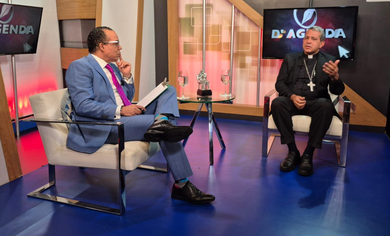 El arzobispo coadjutor de la Arquidiócesis de Santo Domingo, monseñor Carlos Tomás Morel Diplán, entrevistado por el periodista Héctor Herrera Cabral, del programa D’Agenda.