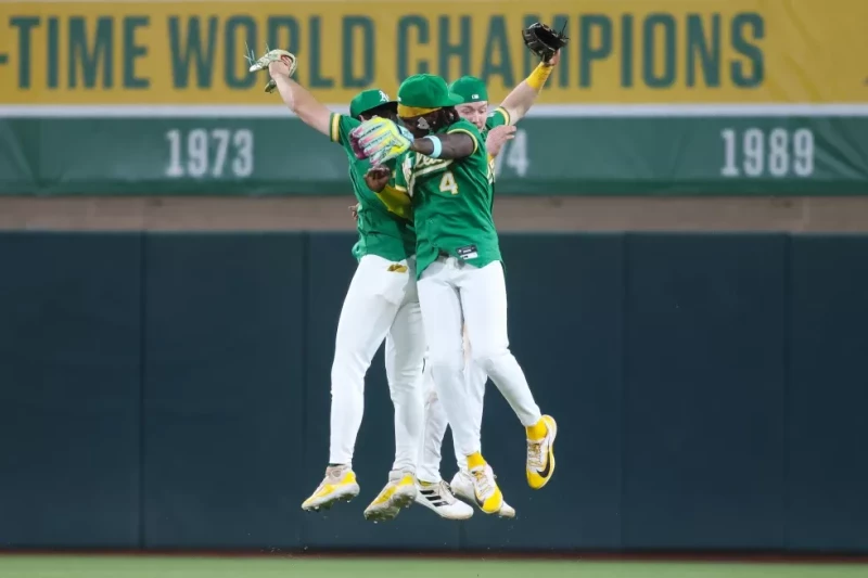 Tyler Soderstrom, Lawrence Butler y Henry Bolte, de los Atléticos, celebran la victoria sobre los Piratas en el juego de Grandes Ligas, el 15 de junio de 2026.