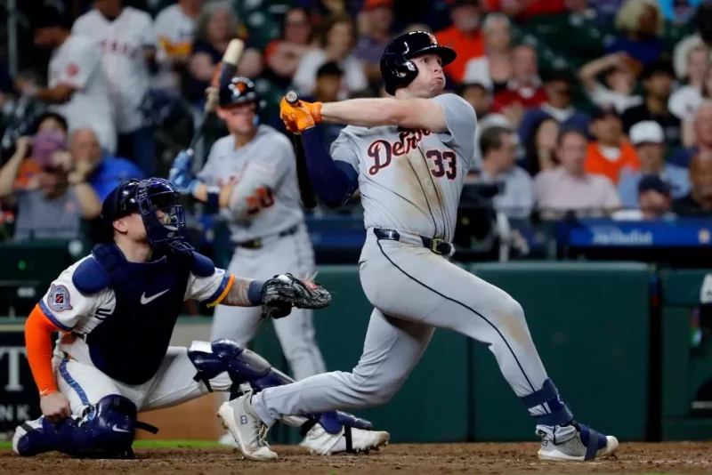 Colt Keith, de los Tigres, observa la pelota de su segundo jonrón del partido ante los Astros, durante el juego de Grandes Ligas, el 15 de junio de 2026, en Houston.